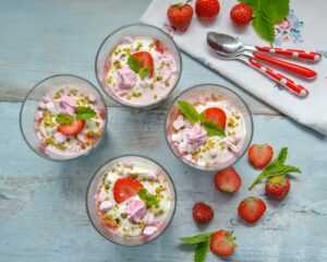 Erdbeer Dessert im Glas mit Quark