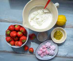 Zutaten Dessert im Glas, Erdbeeren, Quark, Zitrone, Vanillezucker und Pistazien