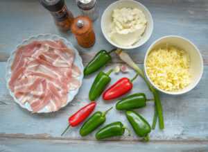 Zutaten rote, grüne Jalapeños, Frischkäse, Bacon, geriebener Käse, Salz, Pfeffer, Lauchzwiebel und Knoblauch