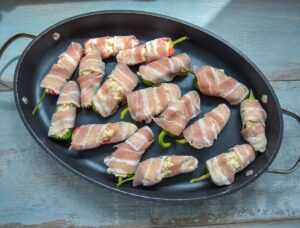 mit Frischkäse gefüllte Jalapeno Poppers im Baconmantel