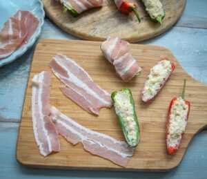 Chili mit Bacon umwickeln