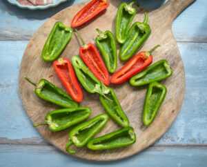 halbierte rote und grüne Chilischoten