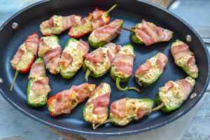 gegrillte mit Käse gefüllte Jalapeños in Bacon