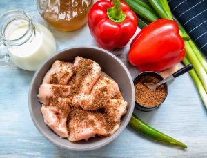 gewürztes Hähnchen mit Paprika und Lauchzwiebel