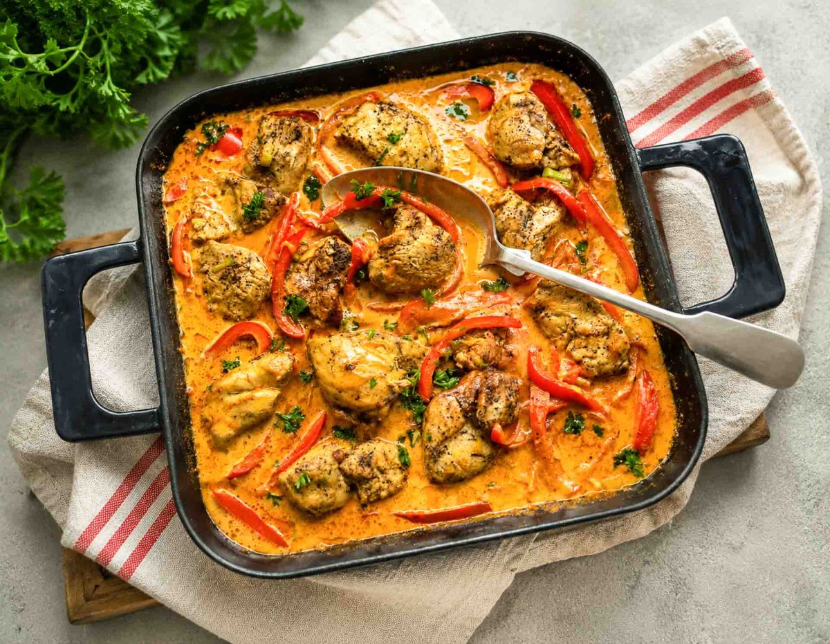 Paprika Sahne Hähnchen Pfanne herzhaft mit frischen Paprikastreifen