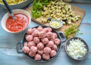 Fenchel Bratwurst Hackbällchen, Auberginen gewürfelt Tomatensauce