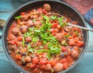 Salsiccia Pasta in Tomatensauce und Aubergine
