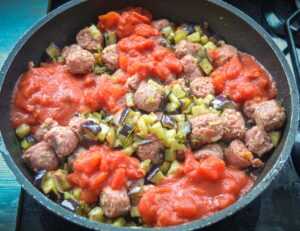gebratene Salsiccia-Hackbällchen mit Auberginen und Tomaten