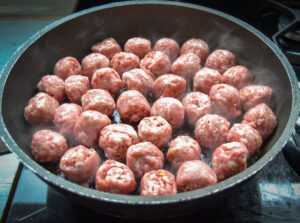 Salsiccia Bratwurst Hackbällchen anbraten