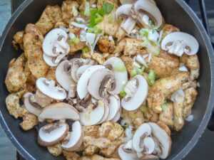 Hähnchen mit Pilzen und Lauchzwiebel anbraten