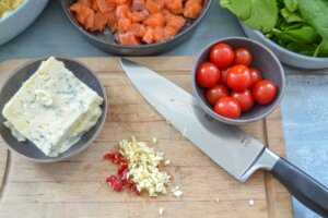 gehackter Knoblauch und rote Chili Würfel