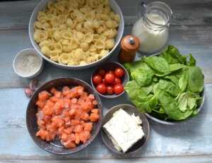 Zutaten Gorgonzola Käse, Sahne, Spinat, Lachs, Pasta und Cherrytomaten
