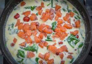 Gorgonzola Sauce mit Spinat und Lachs