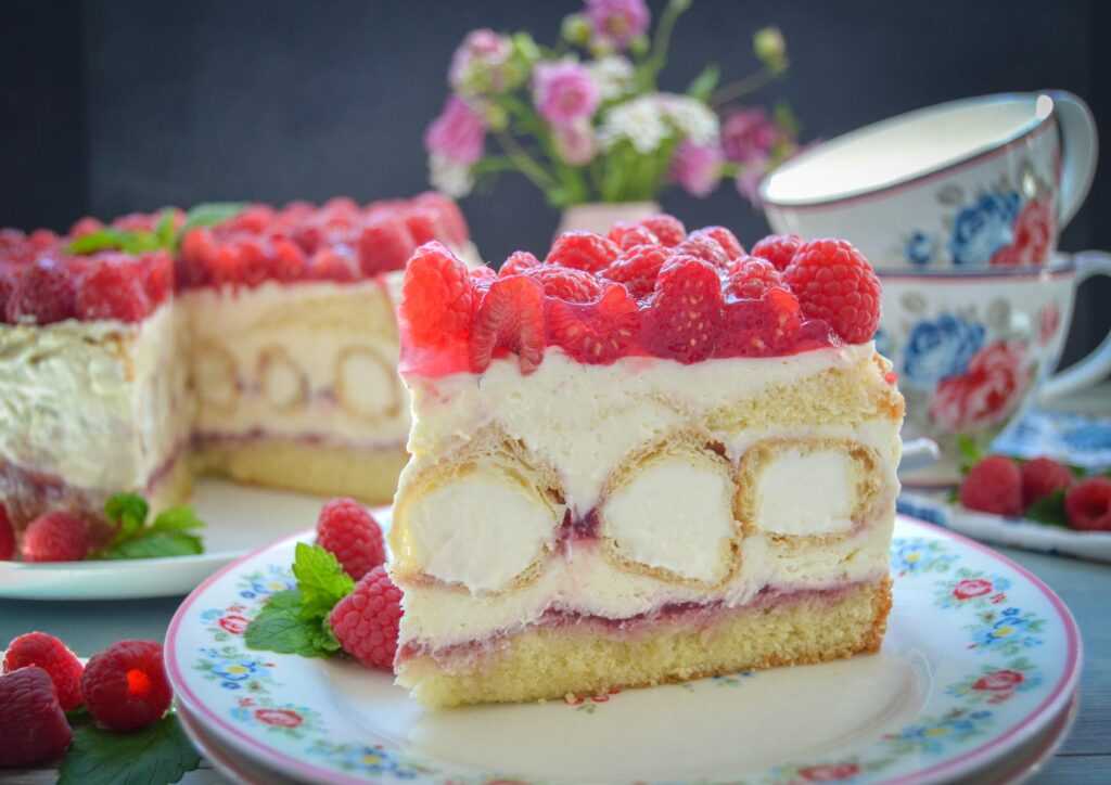 Torte mit Himbeeren und Windbeutel