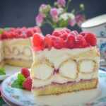 Torte mit Himbeeren und Windbeutel