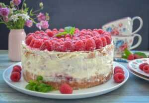 Torte mit Windbeuteln und Himbeeren