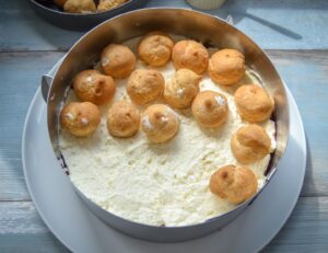 Biskuitboden mit Windbeutel belegen