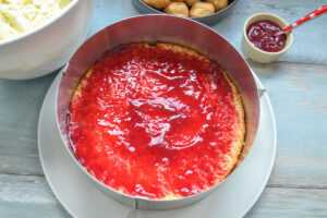 Biskuitboden mit Himbeer Konfitüre einstreichen