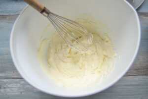 Schmand und Joghurt verrühren