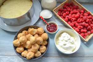 Zutaten Windbeuteltorte, Himbeeren, Schmand, Sahne, Biskuitboden, Windbeutel, Himbeer Konfitüre, Vanillezucker