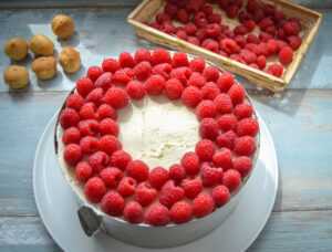 Biskuit mit Windbeuteln Himbeeren und Himbeerkonfitüre