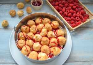 Biskuit mit Windbeuteln, Himbeeren und Himbeerkonfitüre