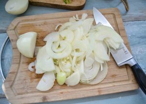 Zwiebeln in Ringe schneiden