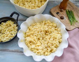 Spätzle mit geriebenen Käse vermengen