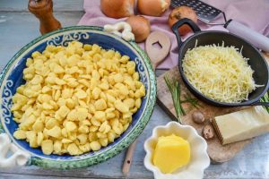 Zutaten Spätzle, geriebener Käse, Zwiebel, Muskat, Butterschmalz
