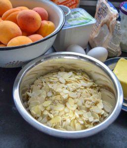 Zutaten Aprikosen Quarkkuchen mit Streusel, Mandeln, Butter, Zucker, Mehl und Quark