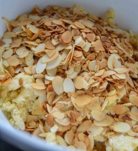 Mandeln und Streusel mischen