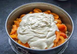 Quarkcreme auf die Aprikosenhälften streichen
