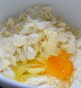Butter, Zucker, Mehl und Ei für Streusel vermischen