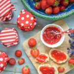 Selbst gekochte Erdbeerkonfitüre mit Erdbeeren und Vanille.