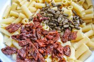 Zutaten Tomaten und Oliven für den mediterranen Salat