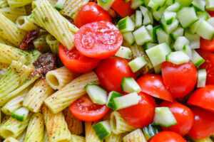 Mediterraner Nudelsalat mit Tomate, Rucola und Pesto