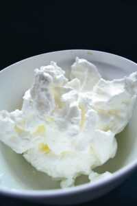 steif geschlagenes Eiweiß