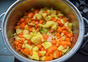 Kartoffeln und Möhren würfel