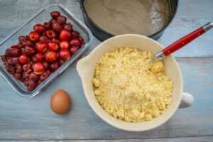 Streuselteig und Kirschen