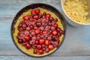 Streuselteig in der Springform mit Kirschen