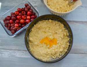 Streuselteig mit Eigelb vermischen