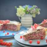 Schwäbischer Johannisbeerkuchen mit Baiser und Haselnüssen