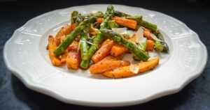 Grüner Spargelsalat mit Süßkartoffel und Parmesan