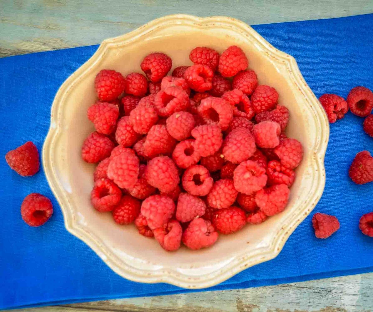 frische Himbeeren auf einem tiefen Teller