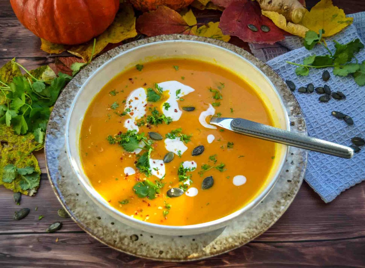 Cremige Hokkaido Kürbissuppe mit Ingwer und Kokosmilch