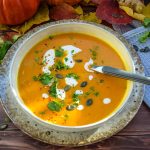 Cremige Hokkaido Kürbissuppe mit Ingwer und Kokosmilch