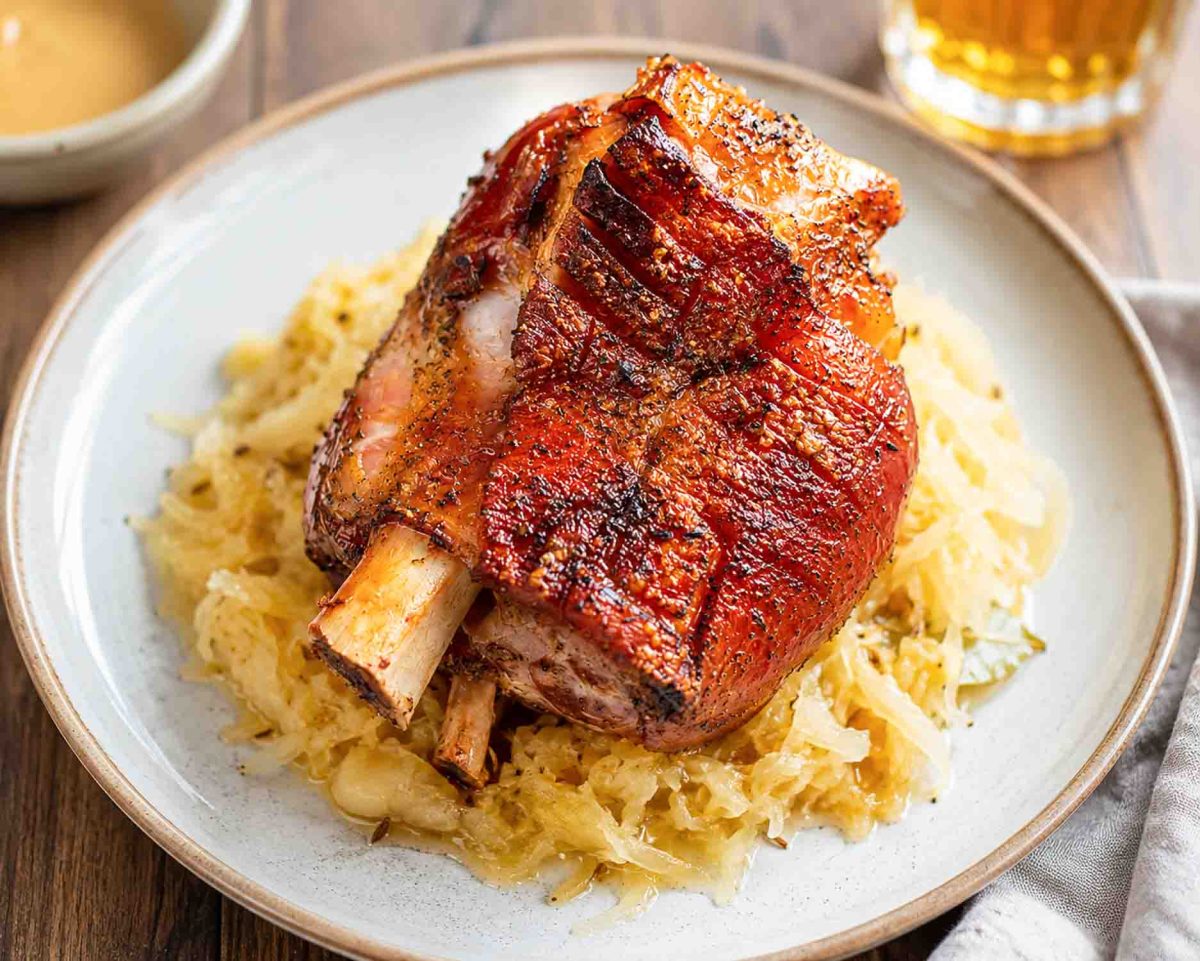 knusprige Schweinshaxe Rezept mit Sauerkraut 