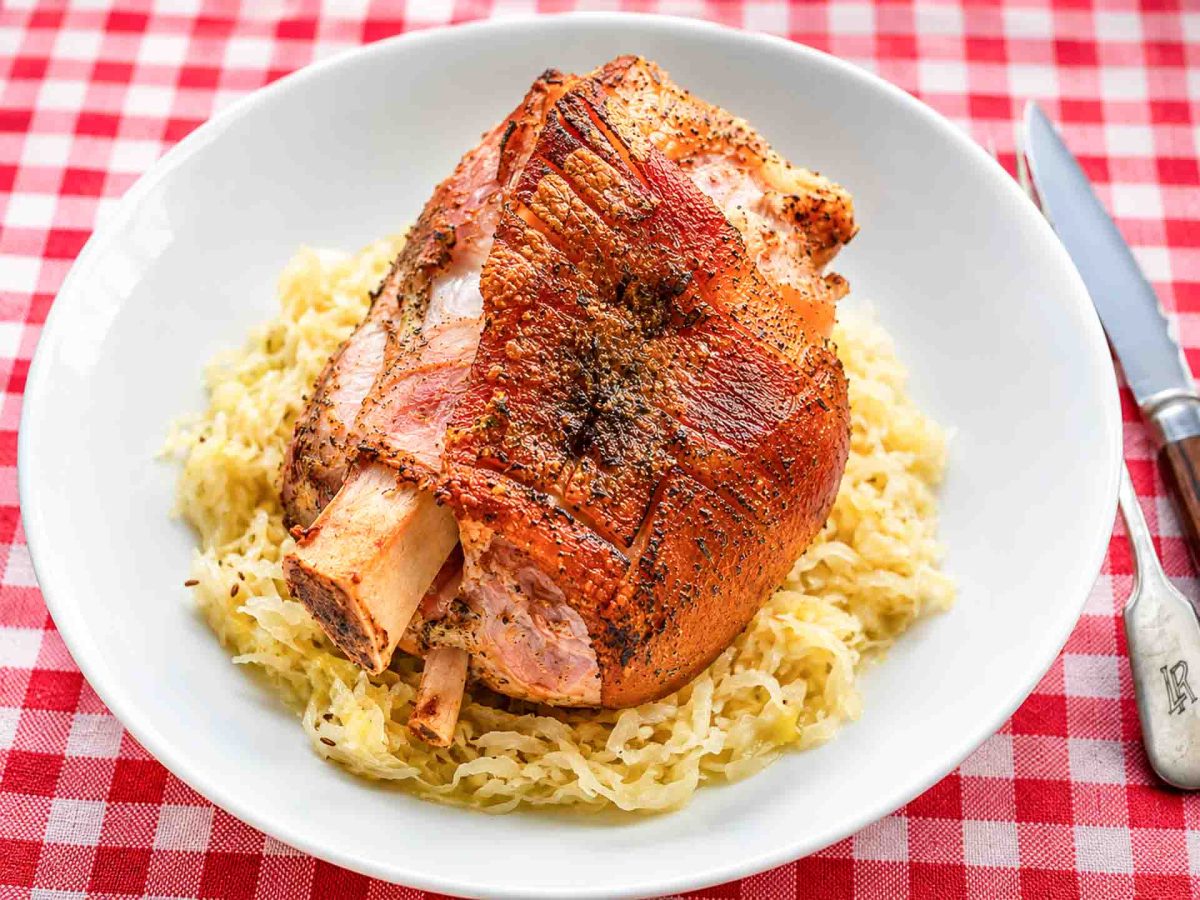 knusprige Schweinshaxe Rezept mit Sauerkraut