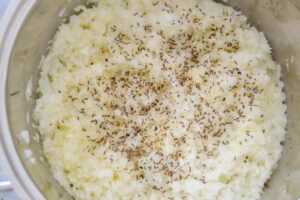 gedünstete Zwiebeln mit Salz, Pfeffer und Kümmel