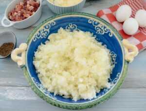 klein geschnittene Zwiebeln, Speck und saure Sahne